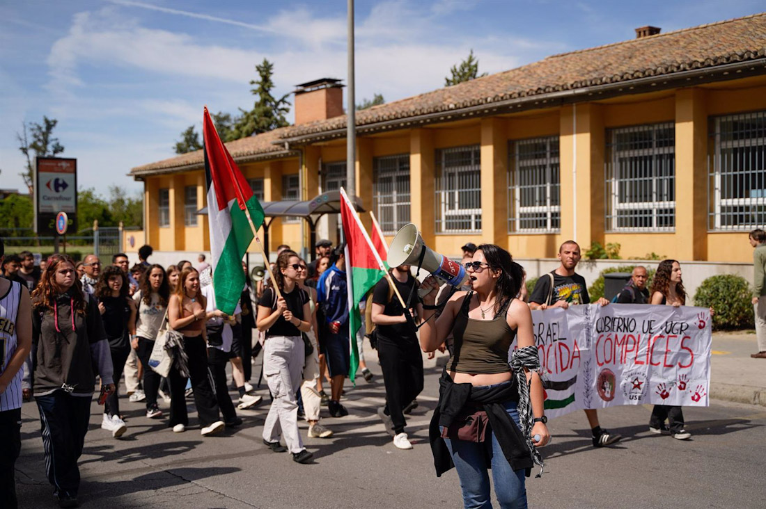 Más de un centenar de estudiantes universitarios de Granada salieron a las calles para manifestarse a favor del pueblo palestino (ARSENIO ZURITA) Más de un centenar de estudiantes universitarios de Granada salieron a las calles para manifestarse a favor del pueblo palestino (ARSENIO ZURITA)