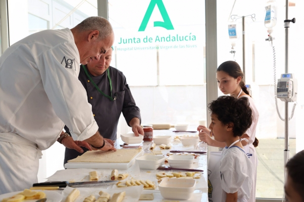 El cocinero Álvaro Arriaga en la cocinita del Hospital Virgen de las Nieves (HOSPITAL VIRGEN DE LAS NIEVES) 