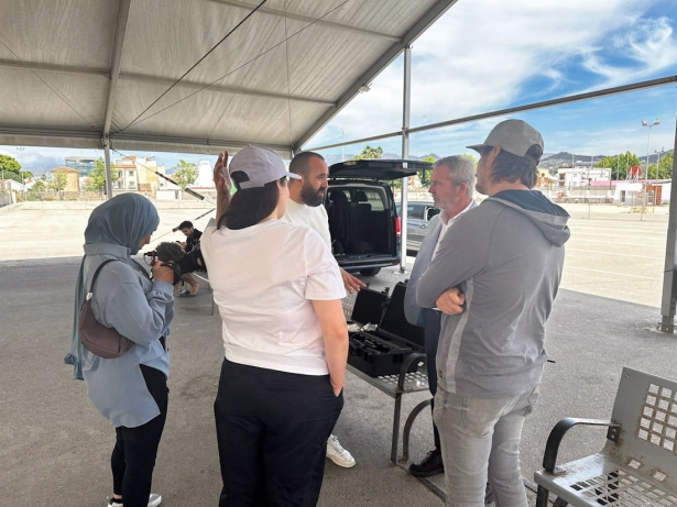 El presidente del Puerto de Motril conversa con el director del largometraje Porte Bagage (PUERTO DE MOTRIL)