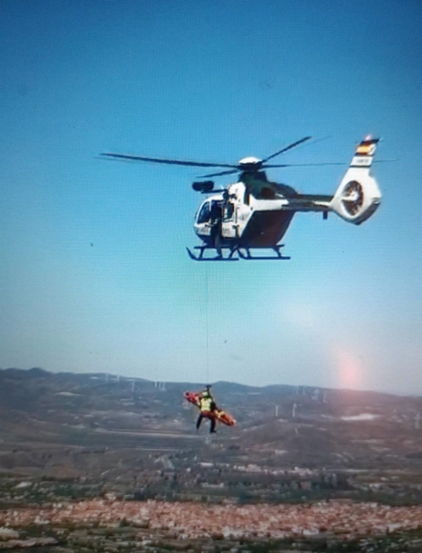 Rescatado en helicóptero un conductor tras caer por un barranco de unos 40 metros en Nigüelas (GUARDIA CIVIL)