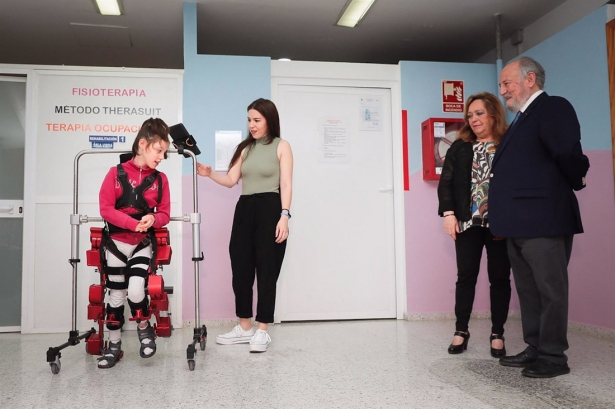 Presentación del primer exoesqueleto pediátrico de Andalucía, con, en la derecha en la imagen, la presidenta de Aspace Granada, Encarnación Navas, y el patrono de la Fundación Unicaja Alberto Rodríguez (UNICAJA)