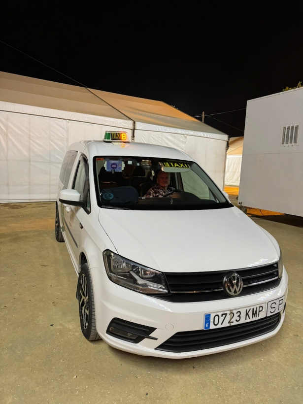 Uno de los `taxis violetas` fletado por el Ayuntamiento de Huétor Tájar (AYTO. HUÉTOR TÁJAR) 