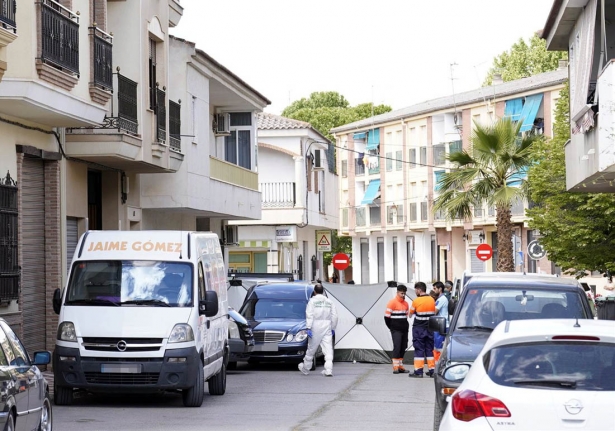 Efectivos junto a la vivienda de Huétor Tájar (Granada) ha matado a sus nietos antes de suicidarse (ARSENIO ZURITA / EUROPA PRESS)