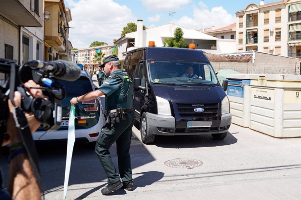 Entorno de la vivienda en la que ha tenido lugar el crimen de Huétor Tájar este lunes (ARSENIO ZURITA/EUROPA PRESS)