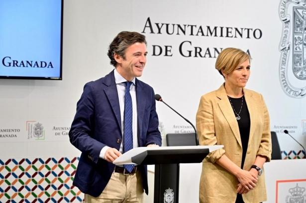 El portavoz del equipo de gobierno en el Ayuntamiento de Granada, Jorge Saavedra (PP) y la concejala de Protección Ciudadana y Movilidad, Ana Agudo, en imagen de archivo (AYUNTAMIENTO DE GRANADA)