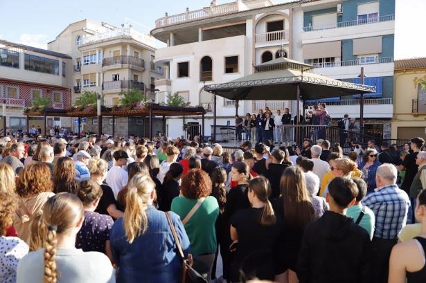 Miles de vecinos de Huétor Tájar se han dado cita en la Plaza del Pósito durante el minuto de silencio en memoria de los niños (AYUNTAMIENTO DE HUÉTOR TÁJAR) 