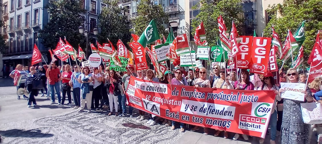 Los sindicatos UGT, CSIF y CCOO han reunido en la Plaza del Carmen a alrededor de 300 personas del sector de la limpieza no sanitaria de la provincia de Granada (CCOO GRANADA) Los sindicatos UGT, CSIF y CCOO han reunido en la Plaza del Carmen a alrededor de 300 personas del sector de la limpieza no sanitaria de la provincia de Granada (CCOO GRANADA)
