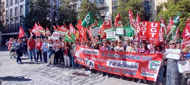 Los sindicatos UGT, CSIF y CCOO han reunido en la Plaza del Carmen a alrededor de 300 personas del sector de la limpieza no sanitaria de la provincia de Granada (CCOO GRANADA) 