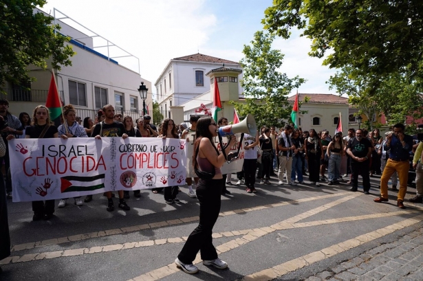 Manifestación en solidaridad con Palestina convocada por los organizadores de la acampada que se desarrolla en la Universidad de Granada por la ruptura de relaciones con Israel  (ARSENIO ZURITA/EUROPA PRESS)