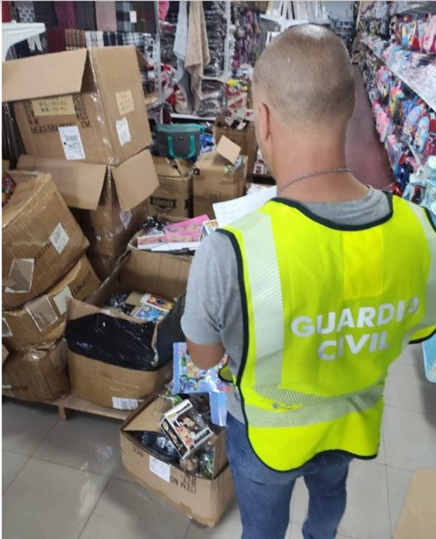 La Guardia Civil se incauta en Atarfe de material falsificado por valor de más de 200.000 euros (GUARDIA CIVIL)