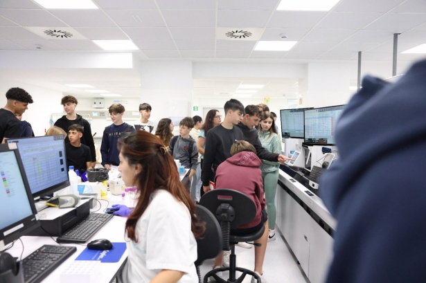 Actividad en el laboratorio del Hospital Virgen de las Nieves dentro de las jornadas de la ciencia del colegio Cristo de la Yedra (HOSPITAL VIRGEN DE LAS NIEVES)