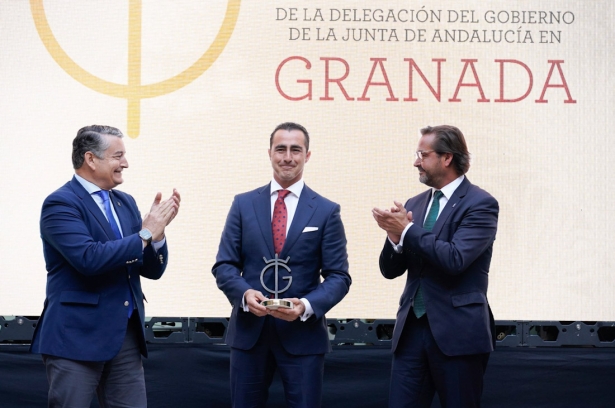 El torero David Fandila `El Fandi` recoge su premio de manos de Antonio Sanz (ARSENIO ZURITA / EUROPA PRESS) 