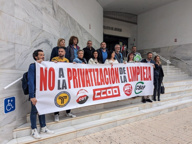 Representantes de los trabajadores municipales de Motril ante el edificio de los juzgados, en la pasada Semana Santa (COMITÉ DE EMPRESA DEL AYUNTAMIENTO)