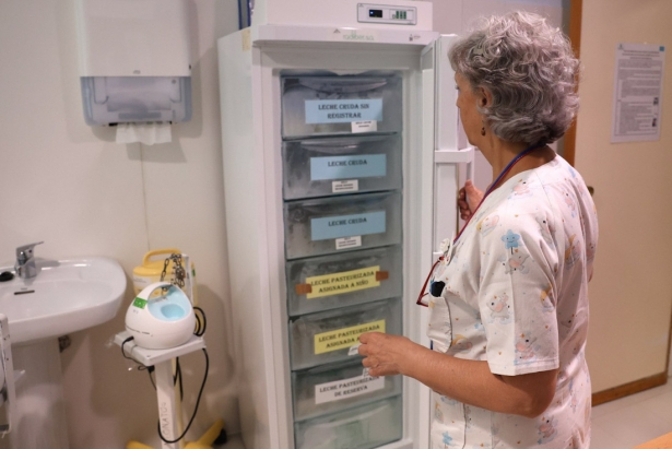 Una profesional sanitaria supervisa muestras de leche (HOSPITAL VIRGEN DE LAS NIEVES)