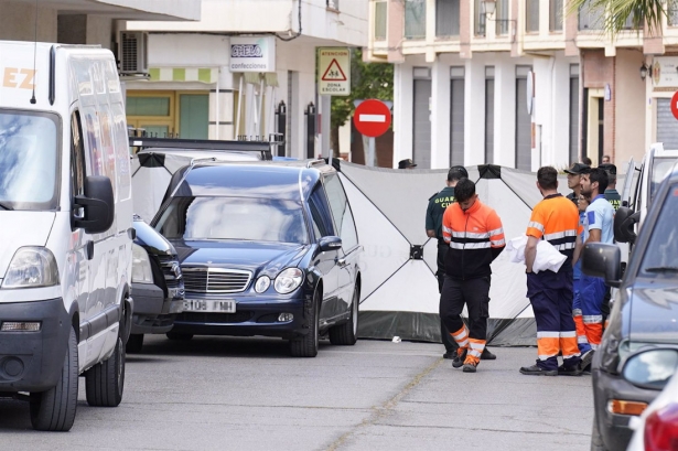 La Guardia Civil y los servicios funerarios en la puerta del domicilio de Huétor Tájar donde tuvo lugar el crimen, el pasado lunes (ARSENIO ZURITA/EUROPA PRESS) 