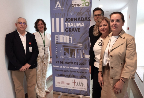 La subdirectora médica del Hospital de Neurotraumatología y Rehabilitación de Granada, Ana Román, junto con los organizadores de las jornadas de trauma grave (HOSPITAL VIRGEN DE LAS NIEVES)