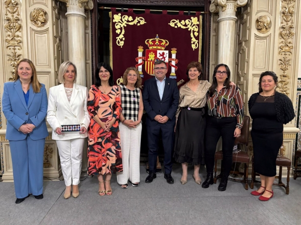 Las mujeres premiadas posan junto al subdelegado del gobierno, José Antonio Montilla (GOBIERNO DE ESPAÑA)