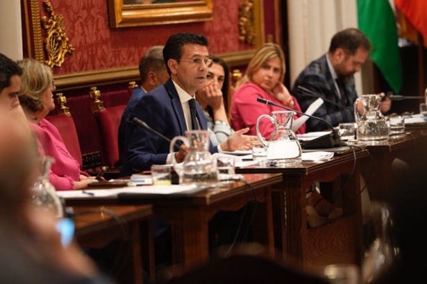 El portavoz municipal del PSOE, Paco Cuenca, interviene en el Pleno del Ayuntamiento de Granada (PSOE)