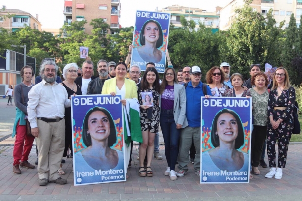 La parlamentaria autonómica Alejandra Durán sostiene cartelería con la imagen de la cabeza de lista de Podemos a las elecciones europeas, Irene Montero (PODEMOS GRANADA)