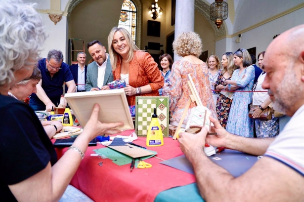 La alcaldesa de Granada, Marifrán Carazo, en uno de los talleres impartidos en el patio del Ayuntamiento de Granada por el Corpus (AYUNTAMIENTO DE GRANADA)