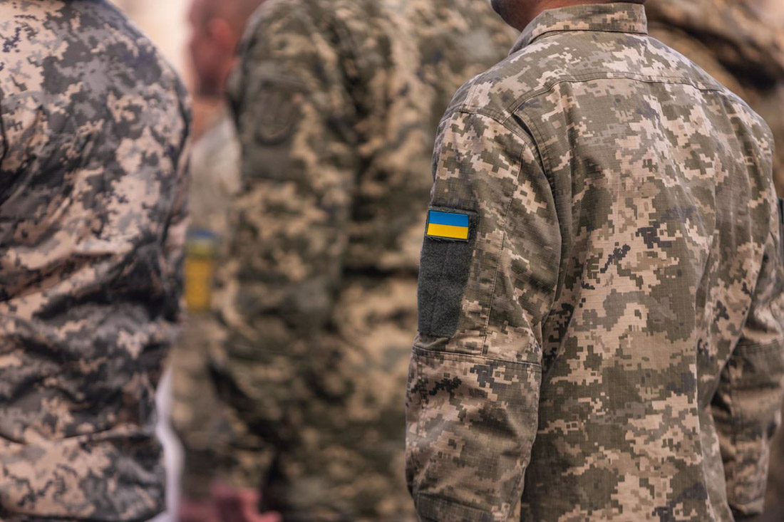 Detalle de la bandera ucraniana en el uniforme de un soldado durante el acto de homenaje a los caídos en la guerra de Ucrania (JUAN MORENO/EUROPA PRESS/ Detalle de la bandera ucraniana en el uniforme de un soldado durante el acto de homenaje a los caídos en la guerra de Ucrania (JUAN MORENO/EUROPA PRESS/