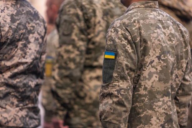 Detalle de la bandera ucraniana en el uniforme de un soldado durante el acto de homenaje a los caídos en la guerra de Ucrania (JUAN MORENO/EUROPA PRESS/