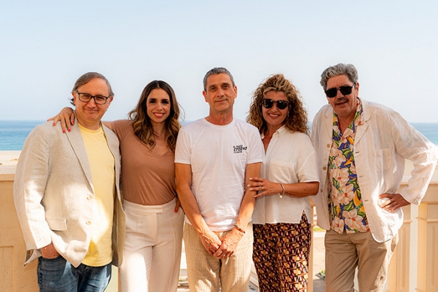 Daniel Chamorro, Elena Furiase, Pedro Cenjor (director), Patricia González (productora) y  Antonio Dechent ayer en Motril atendiendo a la prensa (RUBÉN CHAVERO) 