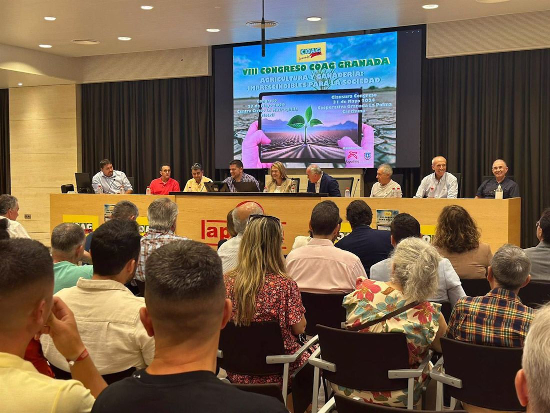Clausura del VIII Congreso Provincial de COAG, con su secretario provincial, Miguel Monferrer, a la izquierda de la alcaldesa de Motril, Luisa García Chamorro, en el centro en la imagen (AYUNTAMIENTO) Clausura del VIII Congreso Provincial de COAG, con su secretario provincial, Miguel Monferrer, a la izquierda de la alcaldesa de Motril, Luisa García Chamorro, en el centro en la imagen (AYUNTAMIENTO)