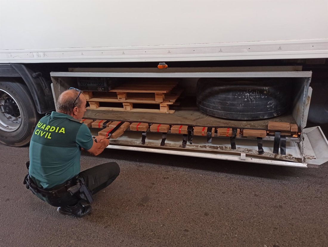 La Guardia Civil descubre 280 kilos de hachís en un doble fondo de un semirremolque en el puerto de Motril (GUARDIA CIVIL) La Guardia Civil descubre 280 kilos de hachís en un doble fondo de un semirremolque en el puerto de Motril (GUARDIA CIVIL)