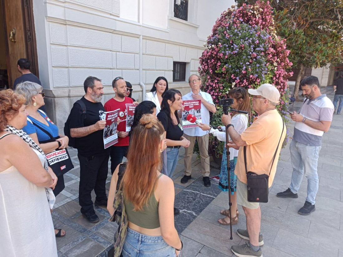 Rueda prensa sobre el juicio a 3 sindicalistas del SAT este pasado lunes ante el Ayuntamiento de Granada (SAT) Rueda prensa sobre el juicio a 3 sindicalistas del SAT este pasado lunes ante el Ayuntamiento de Granada (SAT)