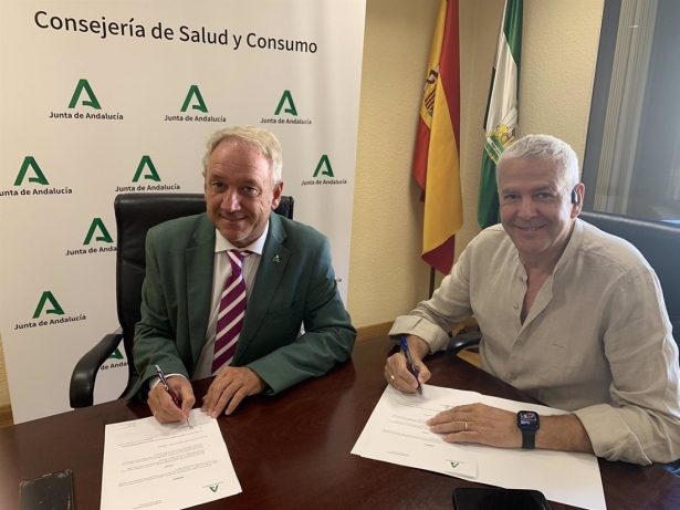 El gerente del SAS, Diego Vargas, a la izquierda de la imagen, en una imagen de archivo con motivo de la firma de un acuerdo con el Satse. (JUNTA DE ANDALUCÍA)