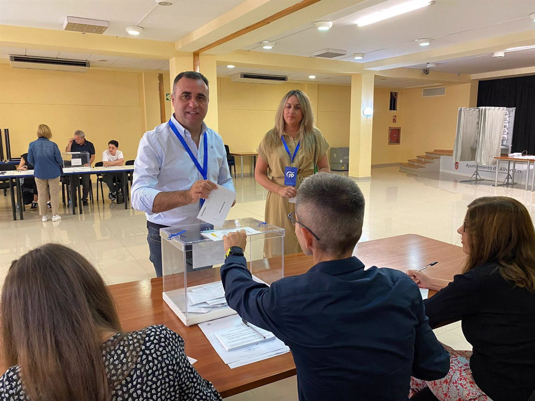 El presidente provincial del PP de Granada, Francis Rodríguez, ejerce su derecho al voto (PP DE GRANADA) El presidente provincial del PP de Granada, Francis Rodríguez, ejerce su derecho al voto (PP DE GRANADA)