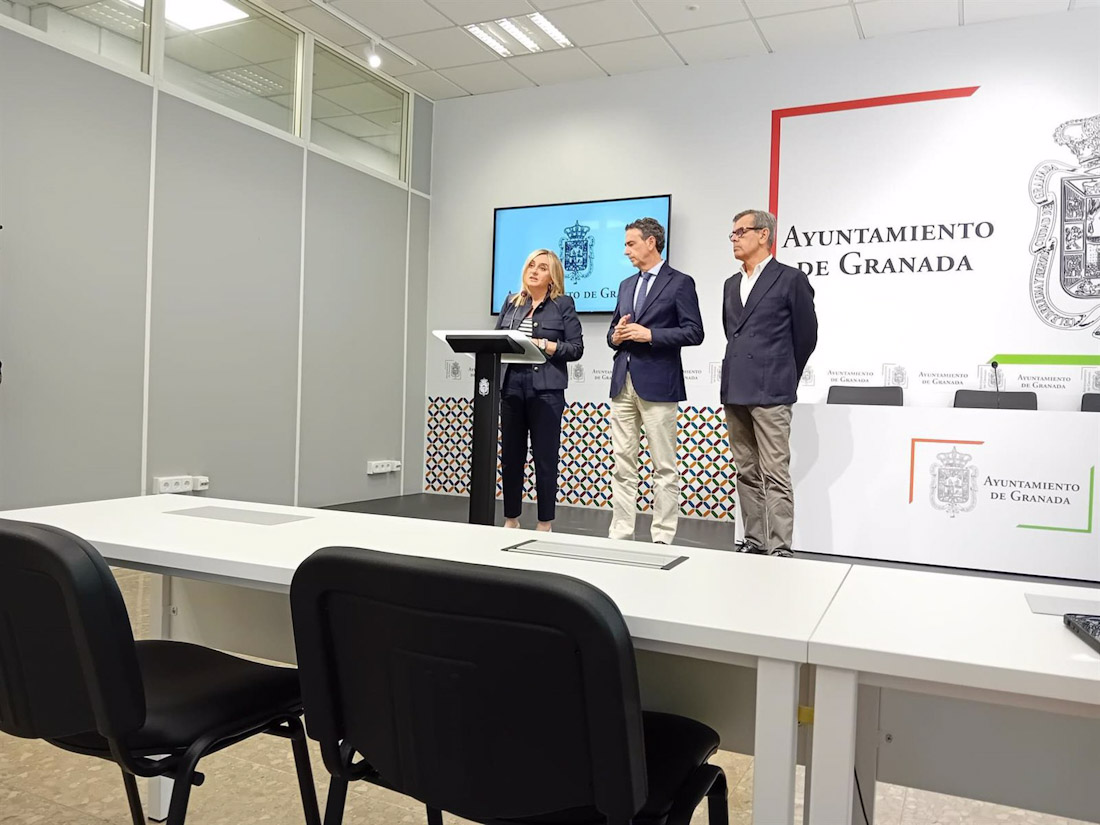 La alcaldesa de Granada, Marifrán Carazo, y los concejales de Urbanismo y de Turismo, Enrique Catalina y Juan Ramón Ferreira (EUROPA PRESS) La alcaldesa de Granada, Marifrán Carazo, y los concejales de Urbanismo y de Turismo, Enrique Catalina y Juan Ramón Ferreira (EUROPA PRESS)