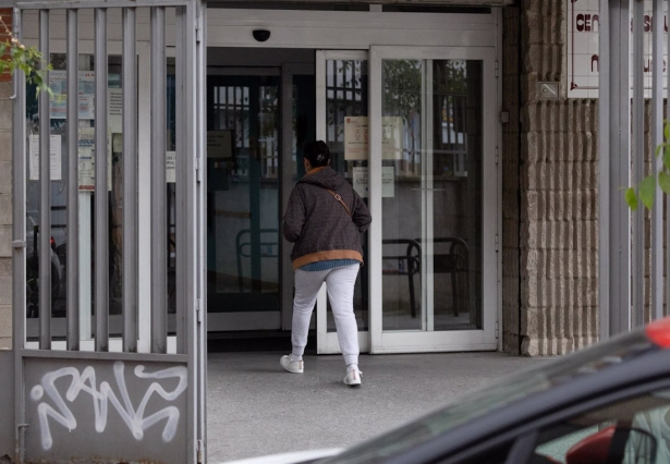 Una mujer entra a un centro de salud, en imagen de archivo (EDUARDO PARRA - EUROPA PRESS) 
