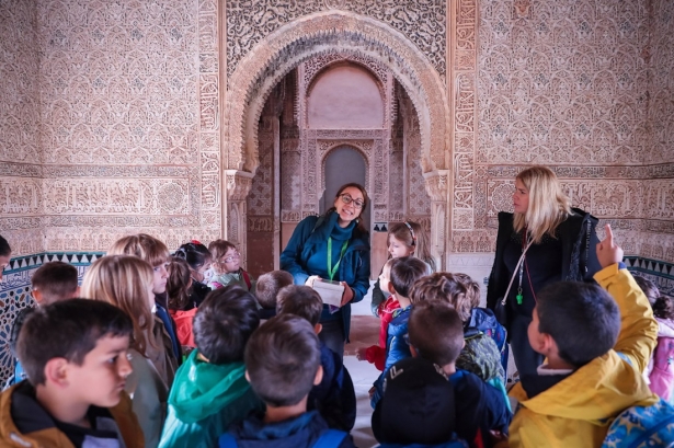 Actividad educativa con niños en la Alhambra (PATRONATO DE LA ALHAMBRA)