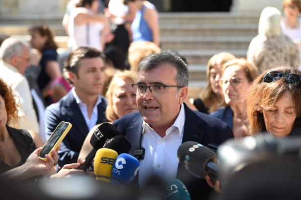 El subdelegado del Gobierno en Granada, José Antonio Montilla, atiende a los medios durante la concentración por los crímenes machistas en Zafarraya (SUBDELEGACIÓN DEL GOBIERNO EN GRANADA) 