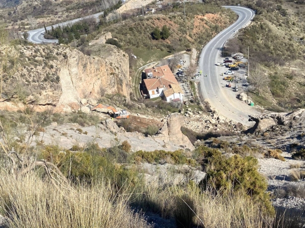 Trabajos en la A-395 tras el desprendimiento de una ladera. Archivo (JUNTA)