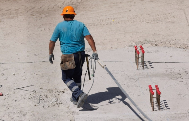 Un obrero durante la construcción de una obra (EDUARDO PARRA - EUROPA PRESS)