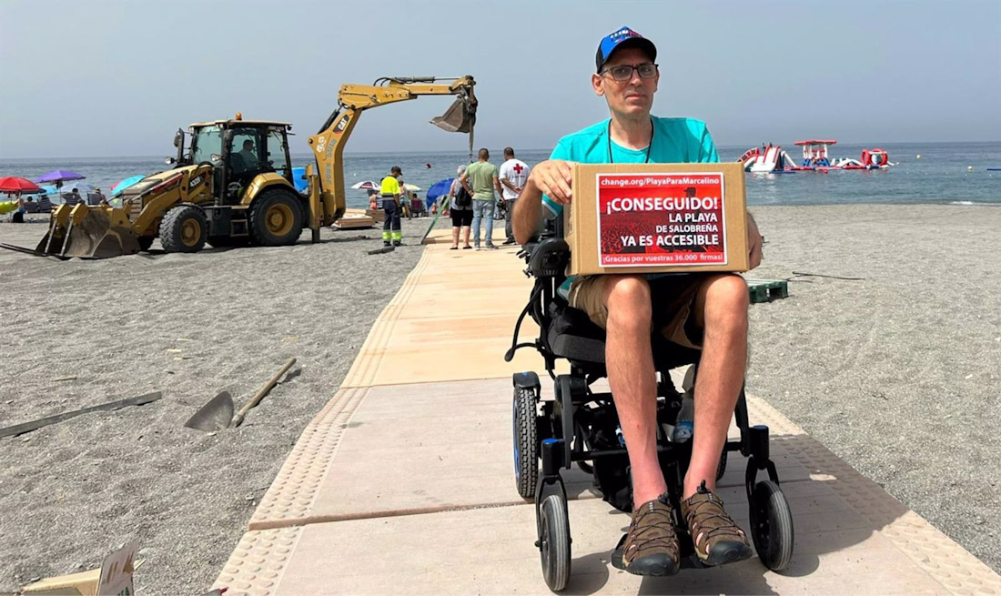 Marcelino Torres, con la caja de firmas recogidas en Change.Org y junto a las obras de ampliación de la pasarela de la playa de Salobreña (CHANGE.ORG) Marcelino Torres, con la caja de firmas recogidas en Change.Org y junto a las obras de ampliación de la pasarela de la playa de Salobreña (CHANGE.ORG)