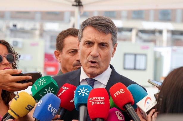 El delegado del Gobierno de España en Andalucía, Pedro Fernández, atiende a los medios en imagen de archivo (FRANCISCO OLMO / EUROPA PRESS)