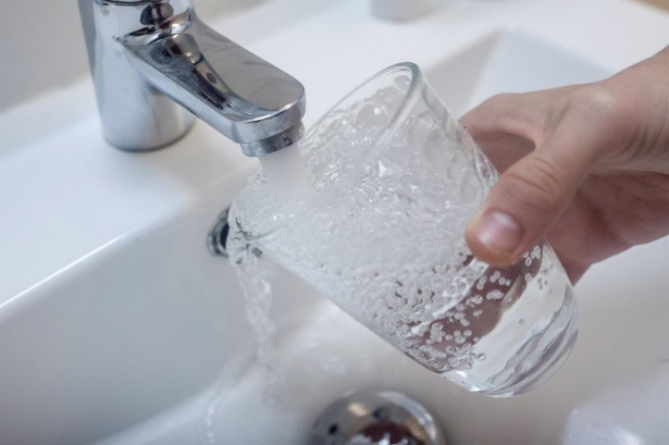 Una persona llena un vaso de agua de un grifo (RICARDO RUBIO / EUROPA PRESS)