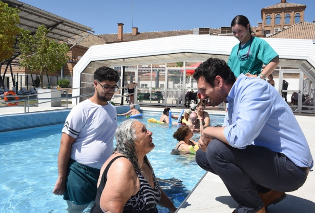 El Diputado ha visitado las sesiones de fisioterapia (DIPGRA)