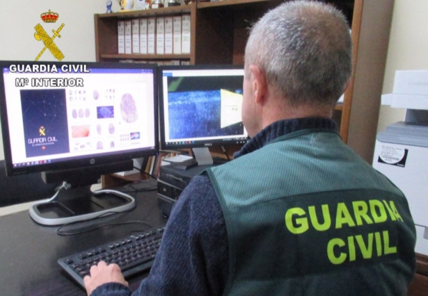 Un guardia civil en un ordenador. Archivo )GUARDIA CIVIL)