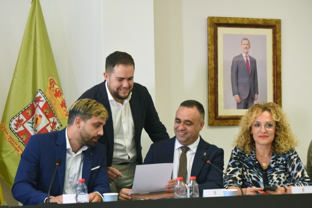 Pleno de diputación celebrado en Píñar (DIPGRA)