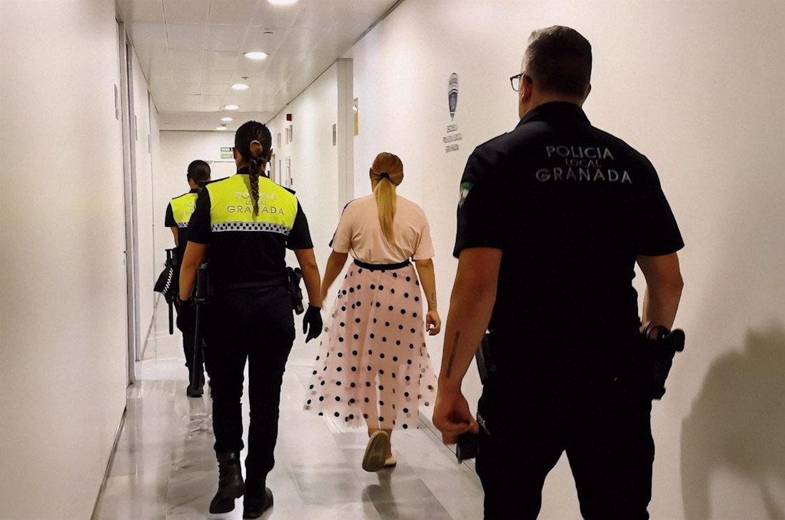 Agentes de la Policía Local de Granada con una de las jóvenes detenidas por hurto a una turista - PERFIL DE LA POLICÍA LOCAL EN LA RED SOCIAL X) Agentes de la Policía Local de Granada con una de las jóvenes detenidas por hurto a una turista - PERFIL DE LA POLICÍA LOCAL EN LA RED SOCIAL X)