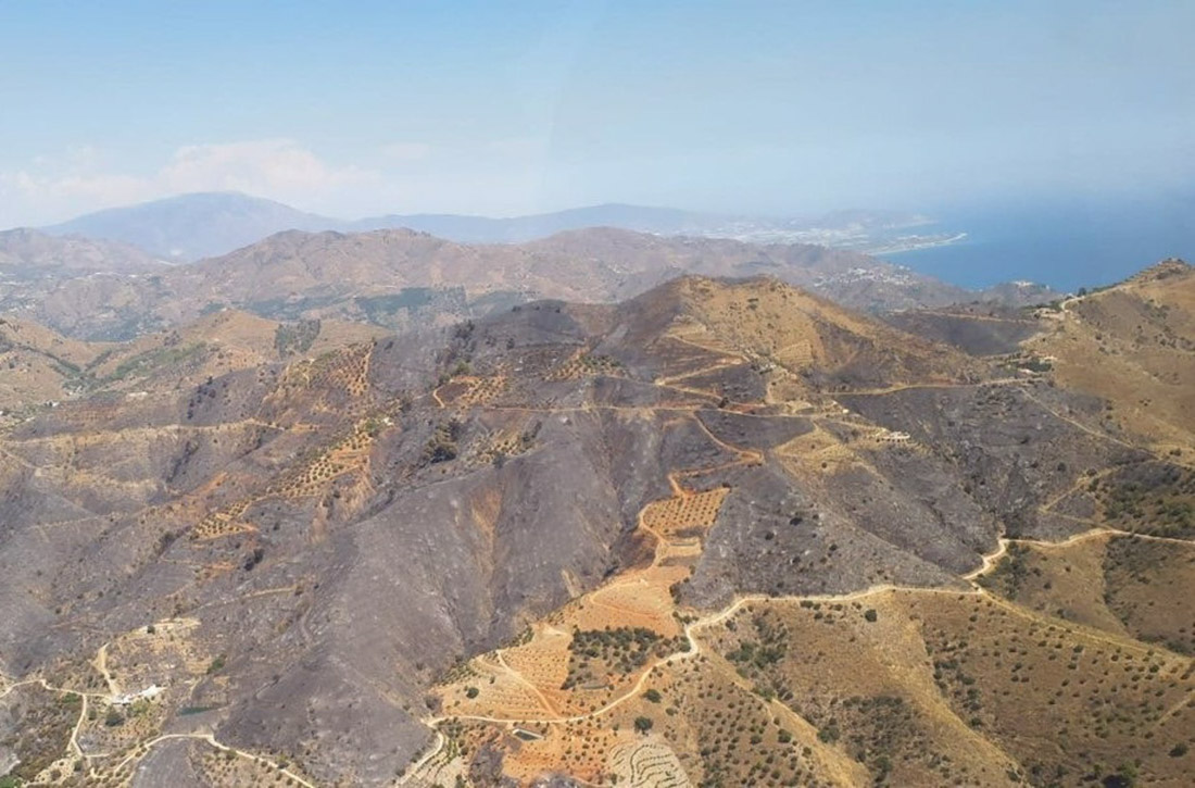 Vista de la orografía afectada por el incendio del camino de Peña Escrita (PERFIL DEL INFOCA EN LA RED SOCIAL `X`) Vista de la orografía afectada por el incendio del camino de Peña Escrita (PERFIL DEL INFOCA EN LA RED SOCIAL `X`)