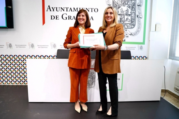 La concejal de Limpieza Viaria, Ana Sánchez, y la alcaldesa de Granada, Marifrán Carazo, imagen de archivo (AYUNTAMIENTO)