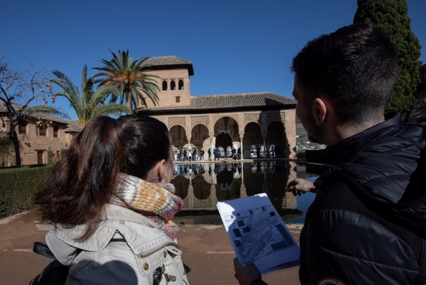 Turistas en la Alhambra de Granada, en imagen de archivo (MARÍA DE LA CRUZ-PATRONATO DE LA ALHAMBRA)