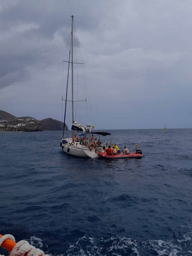 Velero rescatado en las inmediaciones de la playa de La Joya (PERFIL DE SALVAMENTO MARÍTIMO EN LA RED SOCIAL X)