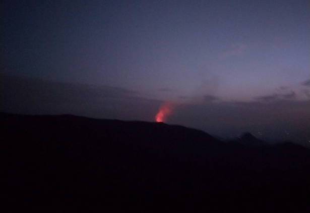 Imagen del fuego declarado en Loma de Dílar, en Monachil (PLAN INFOCA)